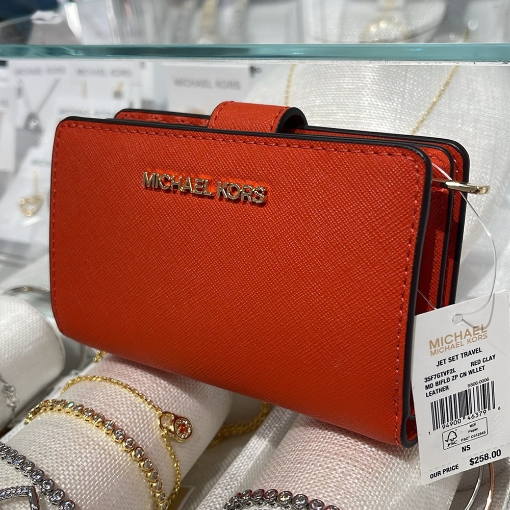 MICHAEL KORS Medium Crossgrain Leather Bifold Wallet ZP CN
Red Clay
NWT - Picture 6 of 16